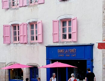 LIBRAIRIE Dans la forêt / Cave  Bar à vin